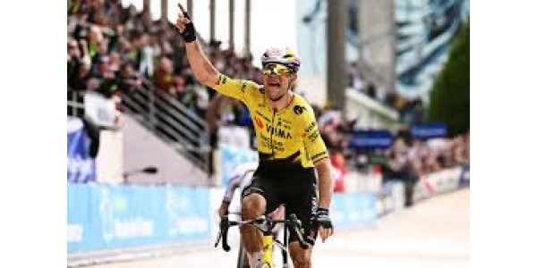 Wout van Aert holt sich den Sieg bei Paris-Roubaix